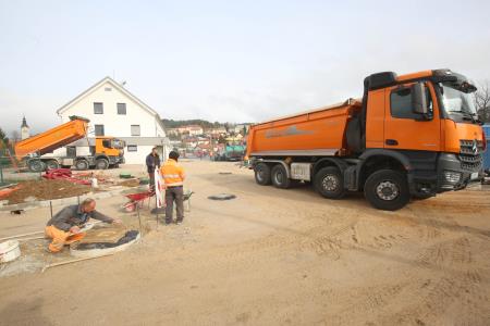 GRADBIŠČE CENTRA ZAŠČITE IN REŠEVANJA RAKEK ASFALTIRANJE 06 FOTO LJUBO VUKELIČ